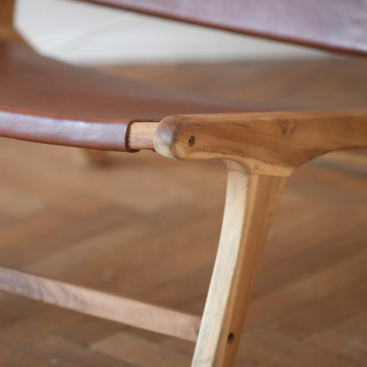 Fauteuil  en teck et cuir lisse marron - Kuna