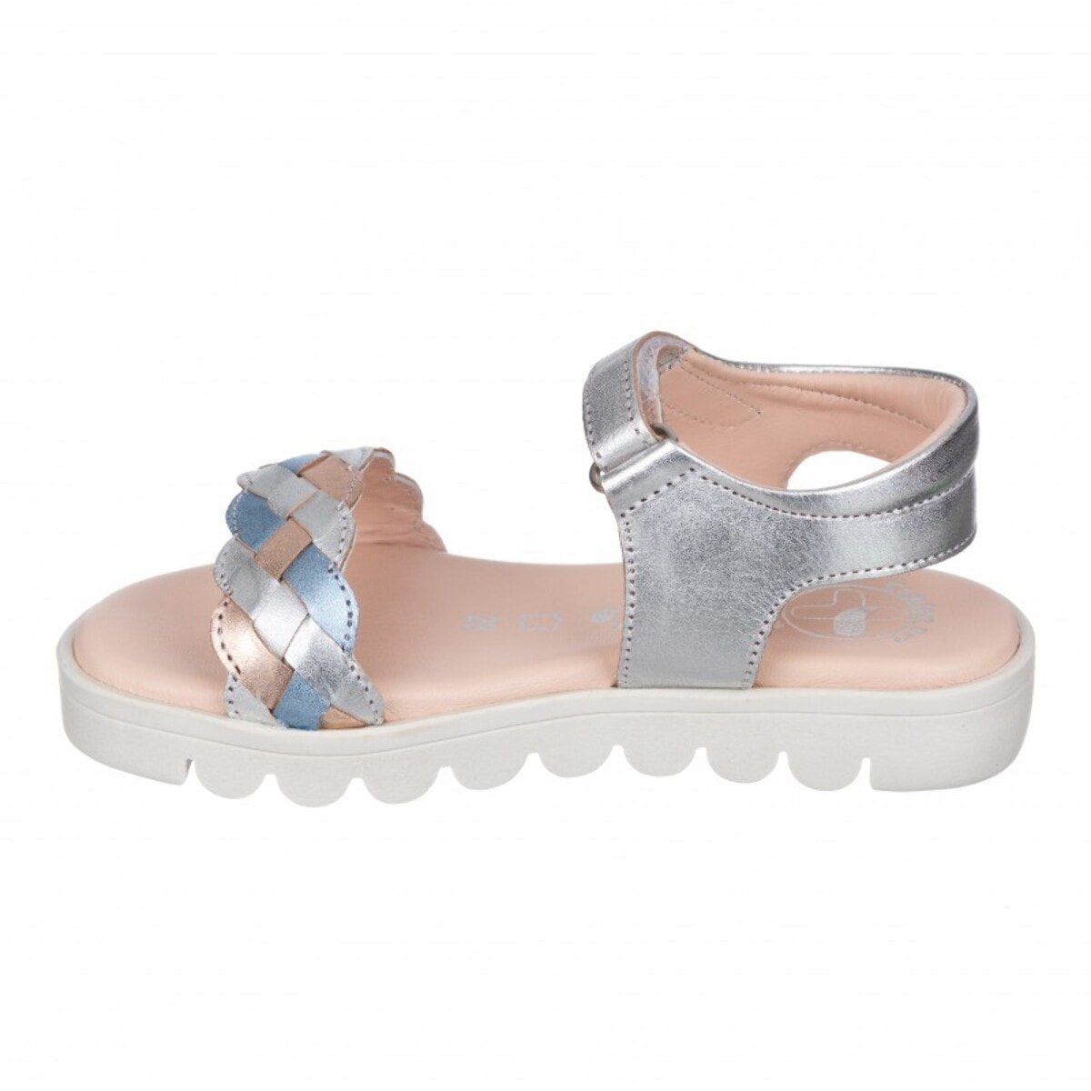 Sandalia toda en piel con suela hiper flexible.