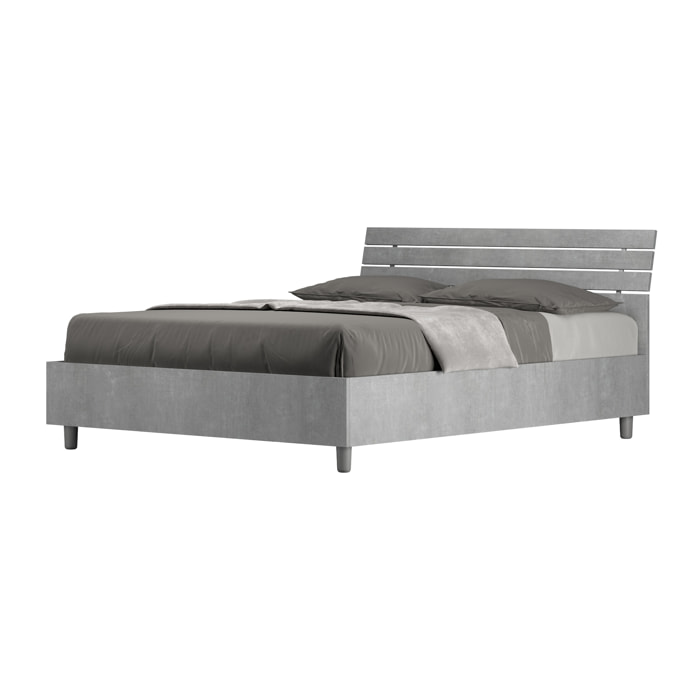 Lit double coffre 140x200 tête de lit inclinée avec des lames gris béton Ankel