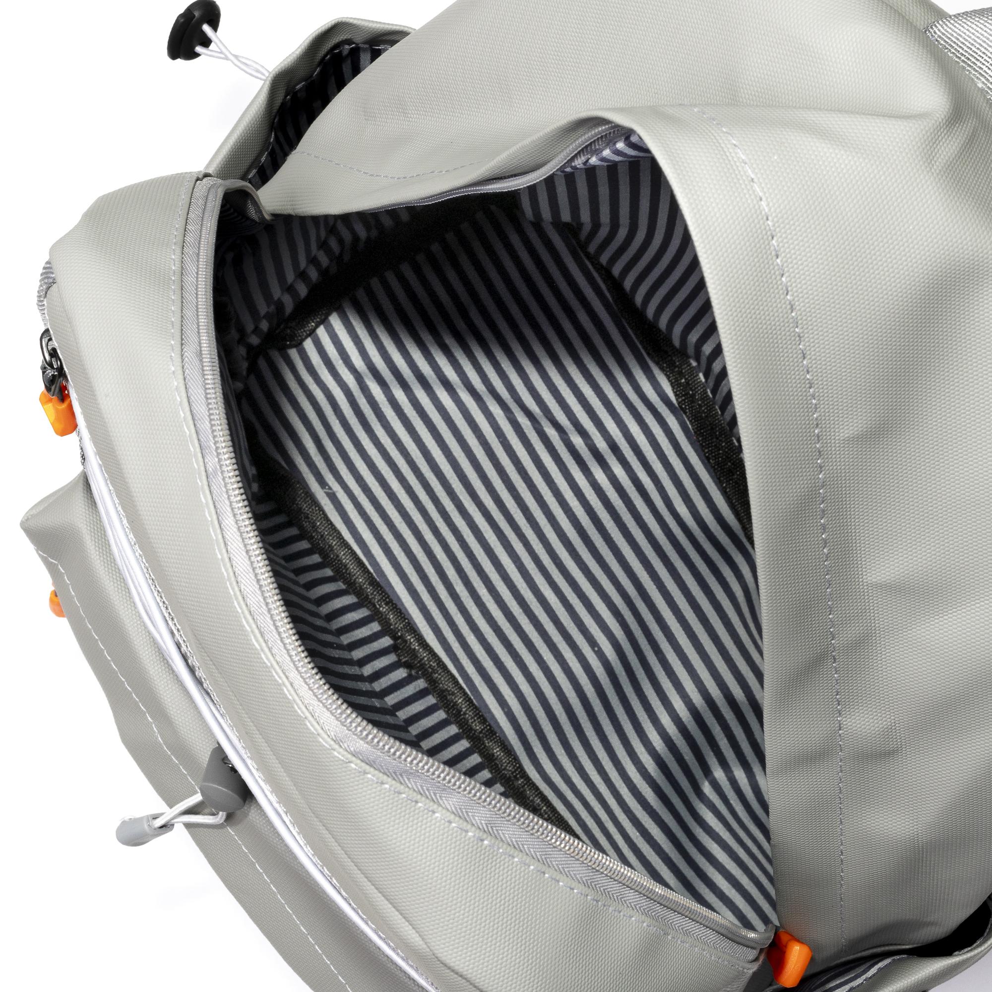 Mochila multi compartimento, porta Laptop 15,6''. Capa impermeable. Adaptable a Trolley. Repelente al agua.