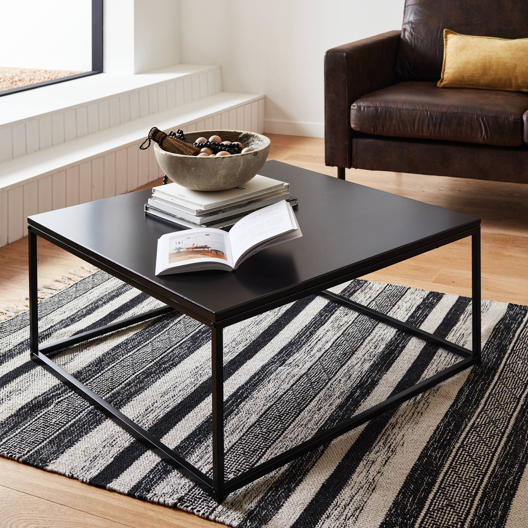 Table basse. Industrielle. structure métal noir. L 80 x l 80 x H 36cm