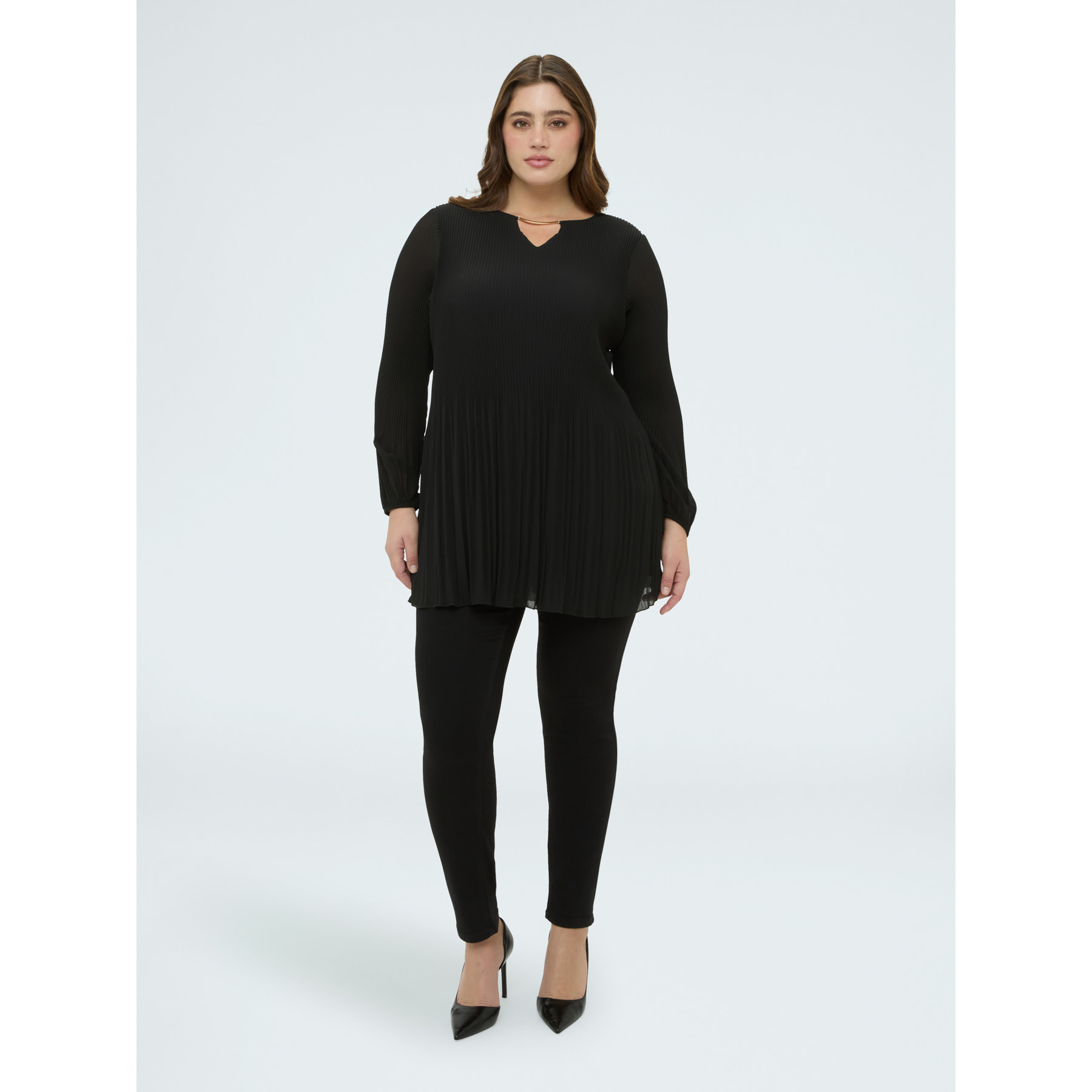 Fiorella Rubino - Blusa plisada de georgette con joya - Negro