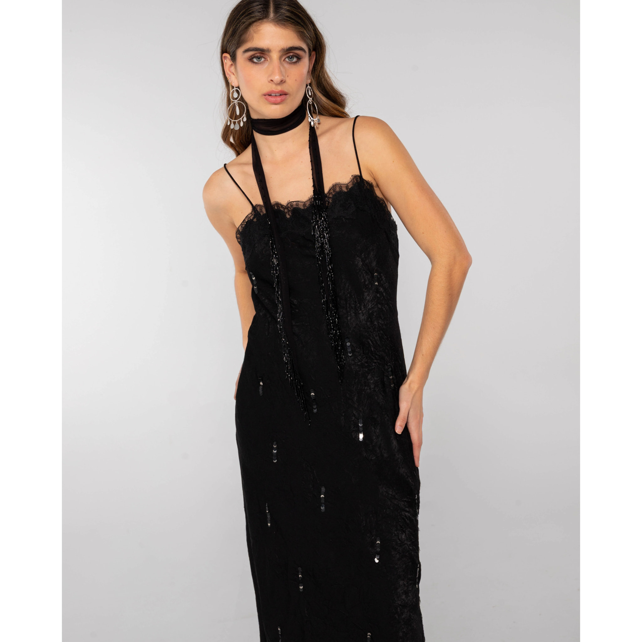 Vestido midi lencero con encaje y abertura lateral