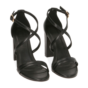 Sandalias negras con tira, tacón 9 cm.