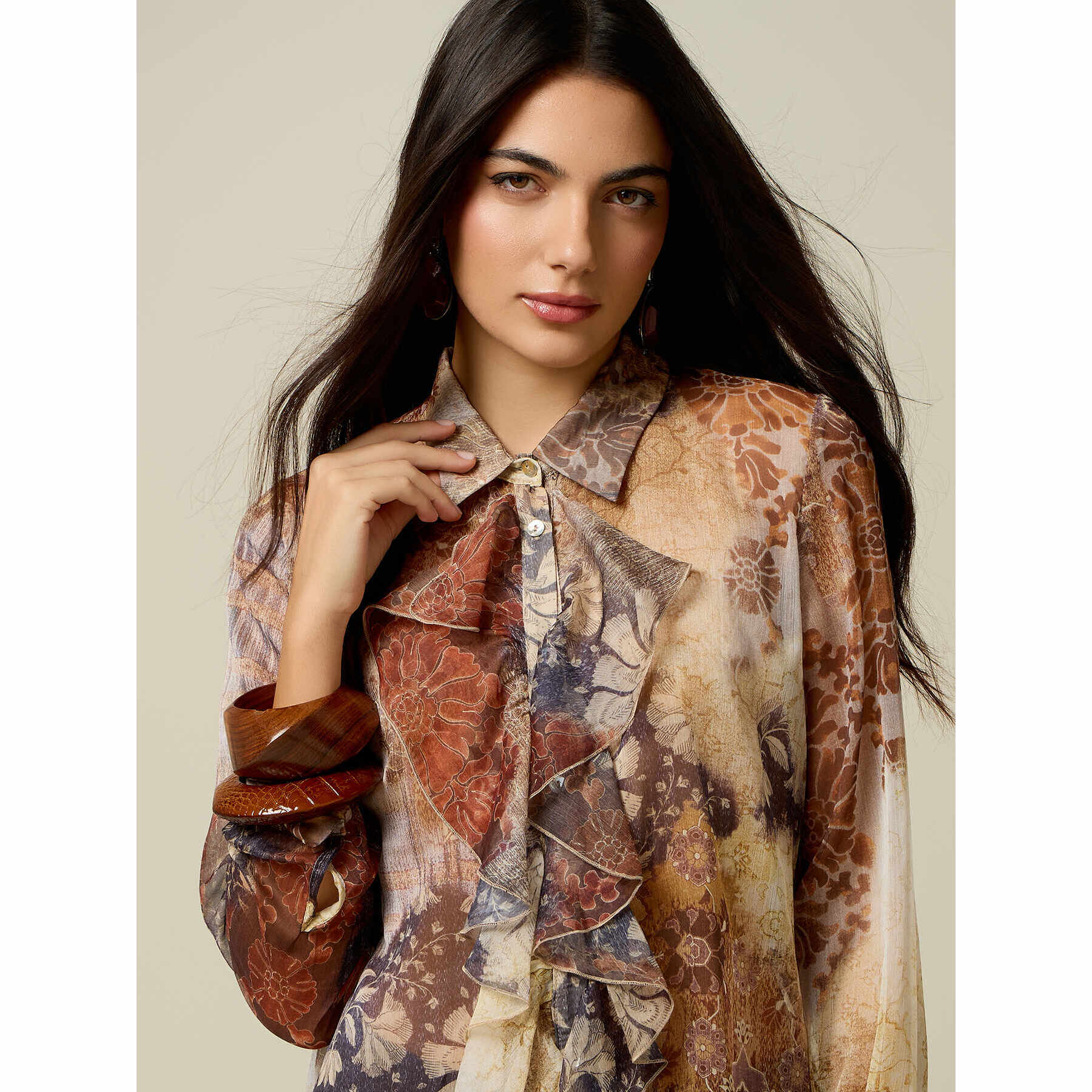 Oltre - Blusa in creponne con stampa floreale e volant - Marrone