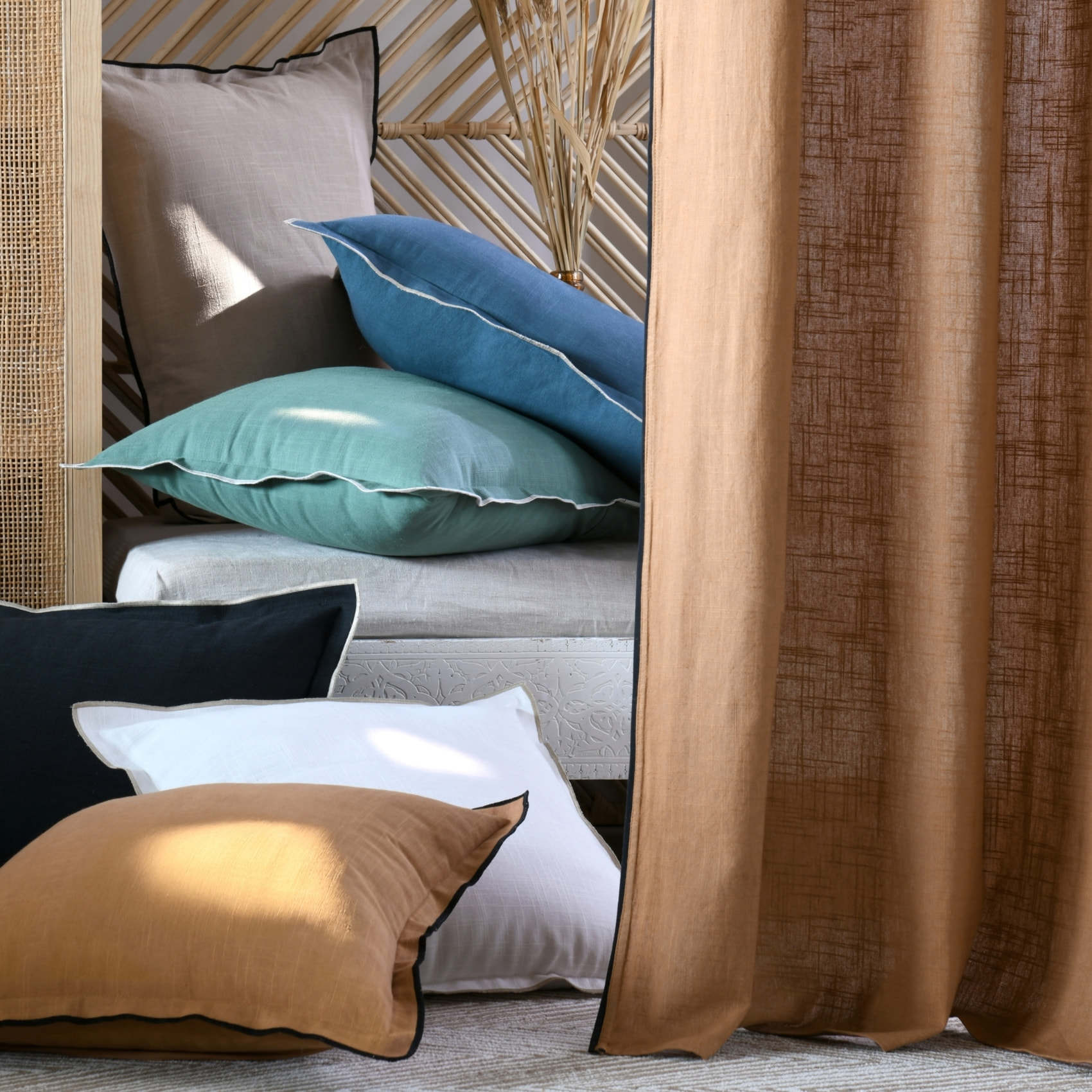 Coussin coton volant plat feston noir - Blanc