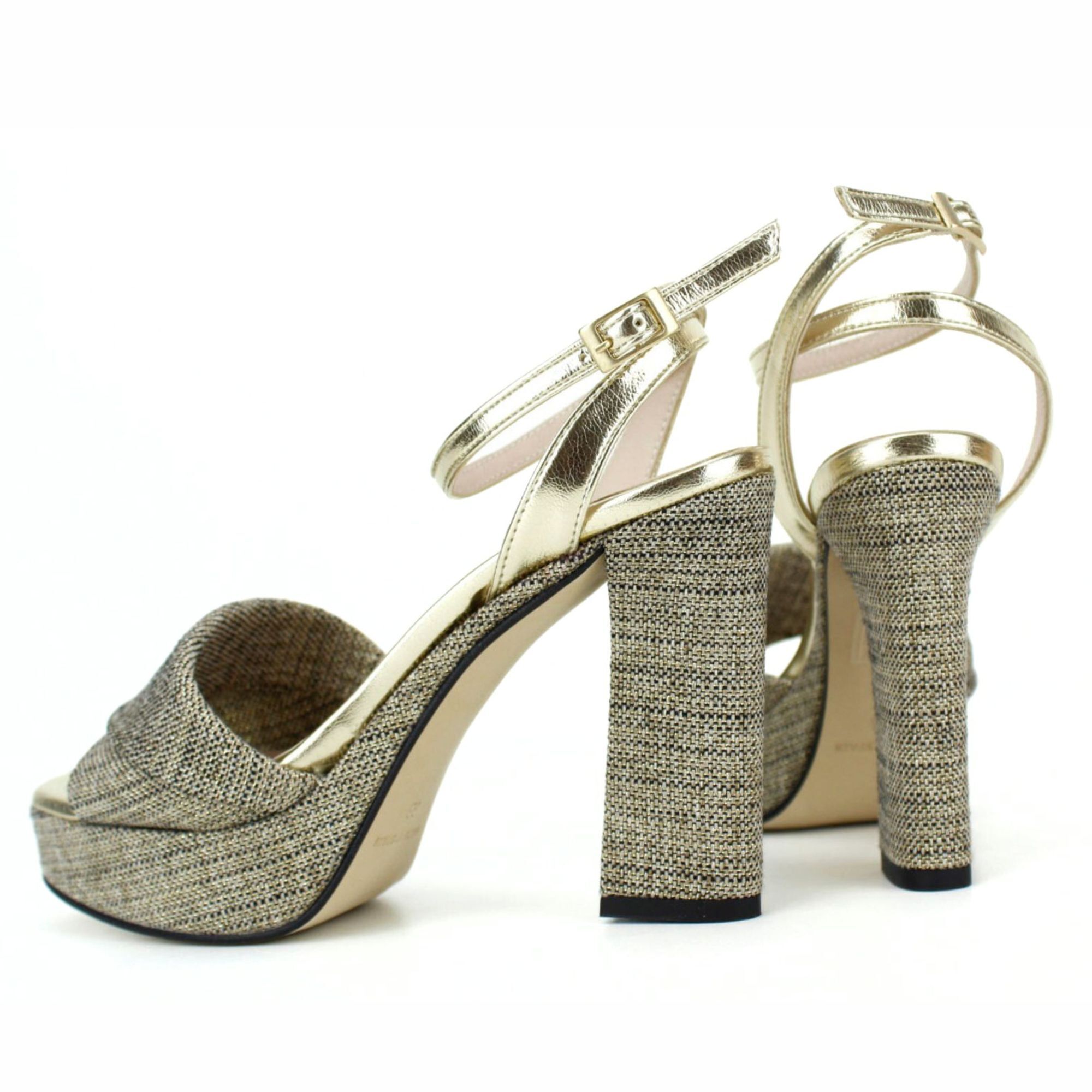 Sandalia plataforma en lino negro. Tacón 9 cm
