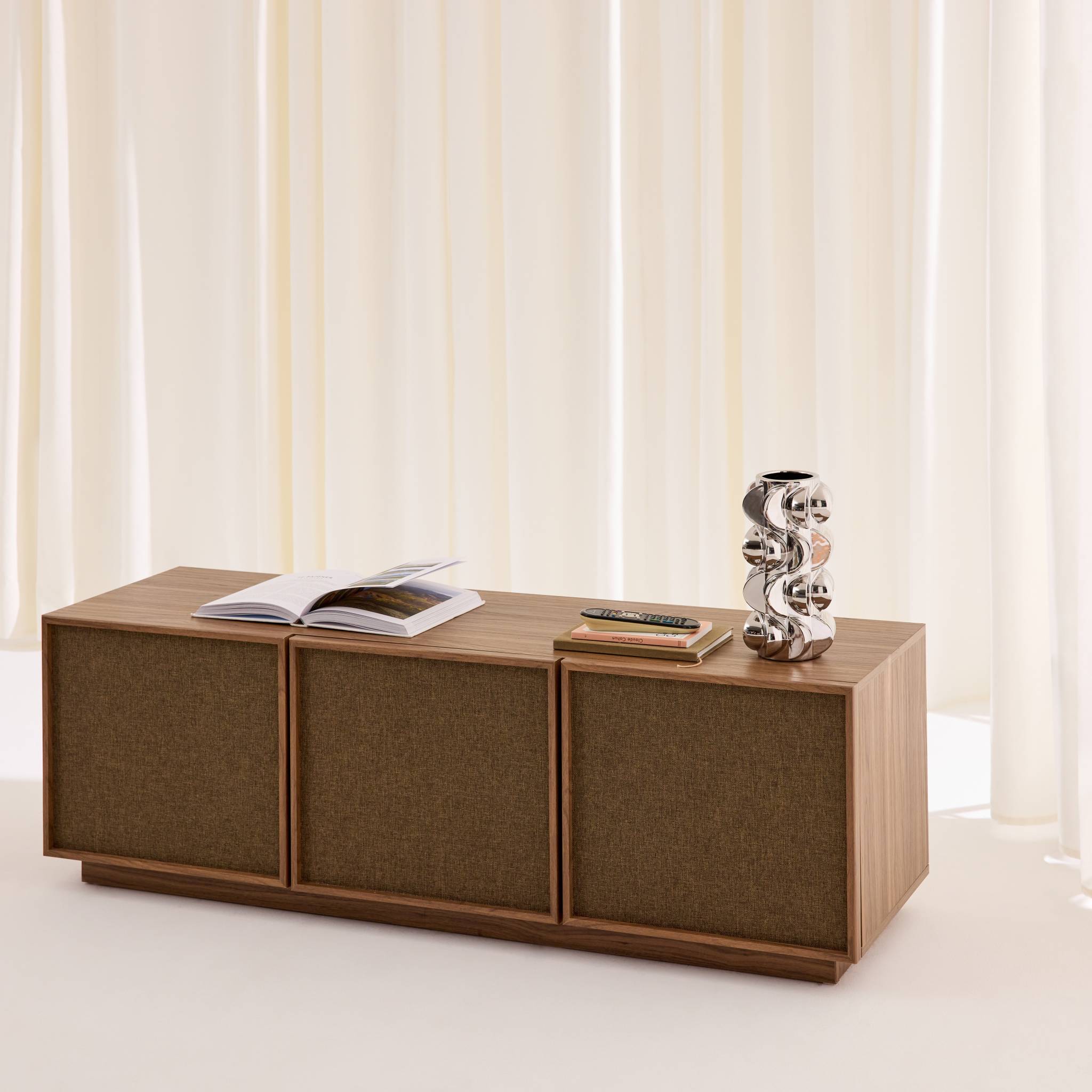 Meuble TV décor bois et tissu 3 portes 140cm KUBA