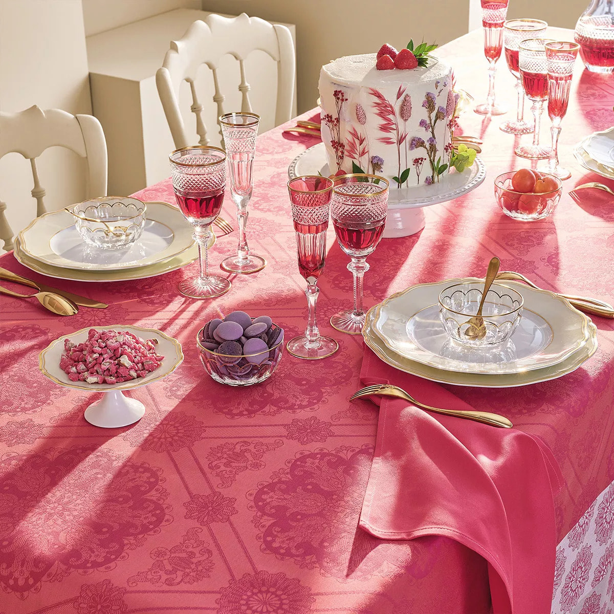 Nappe enduite jacquard Mille rosaces framboise