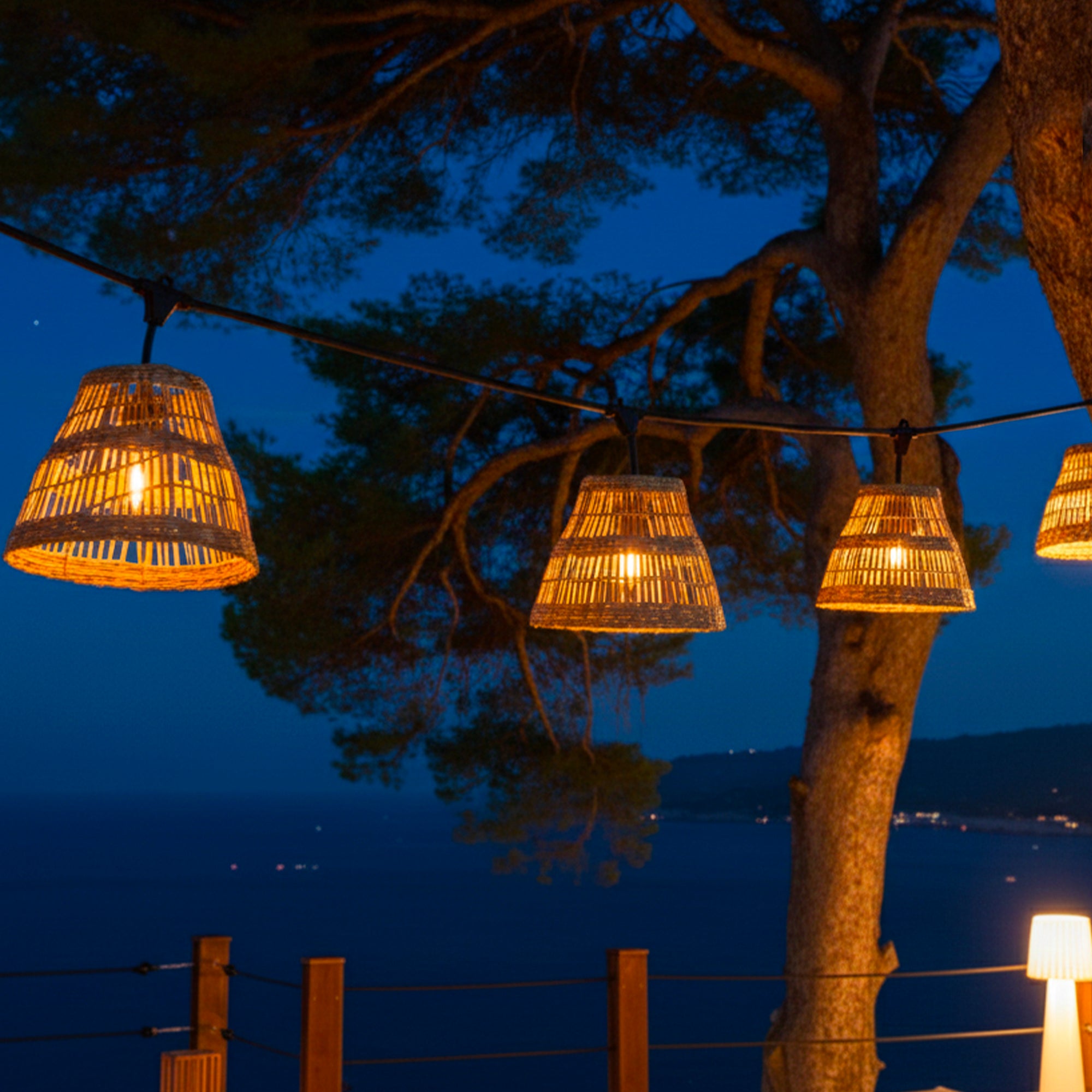 Lot de 2 guirlandes lumineuses extérieur connectables 14 abat-jour tressés D20cm style bohème ampoules filament E27 LED blanc chaud 2x TESSA LIGHT 10m