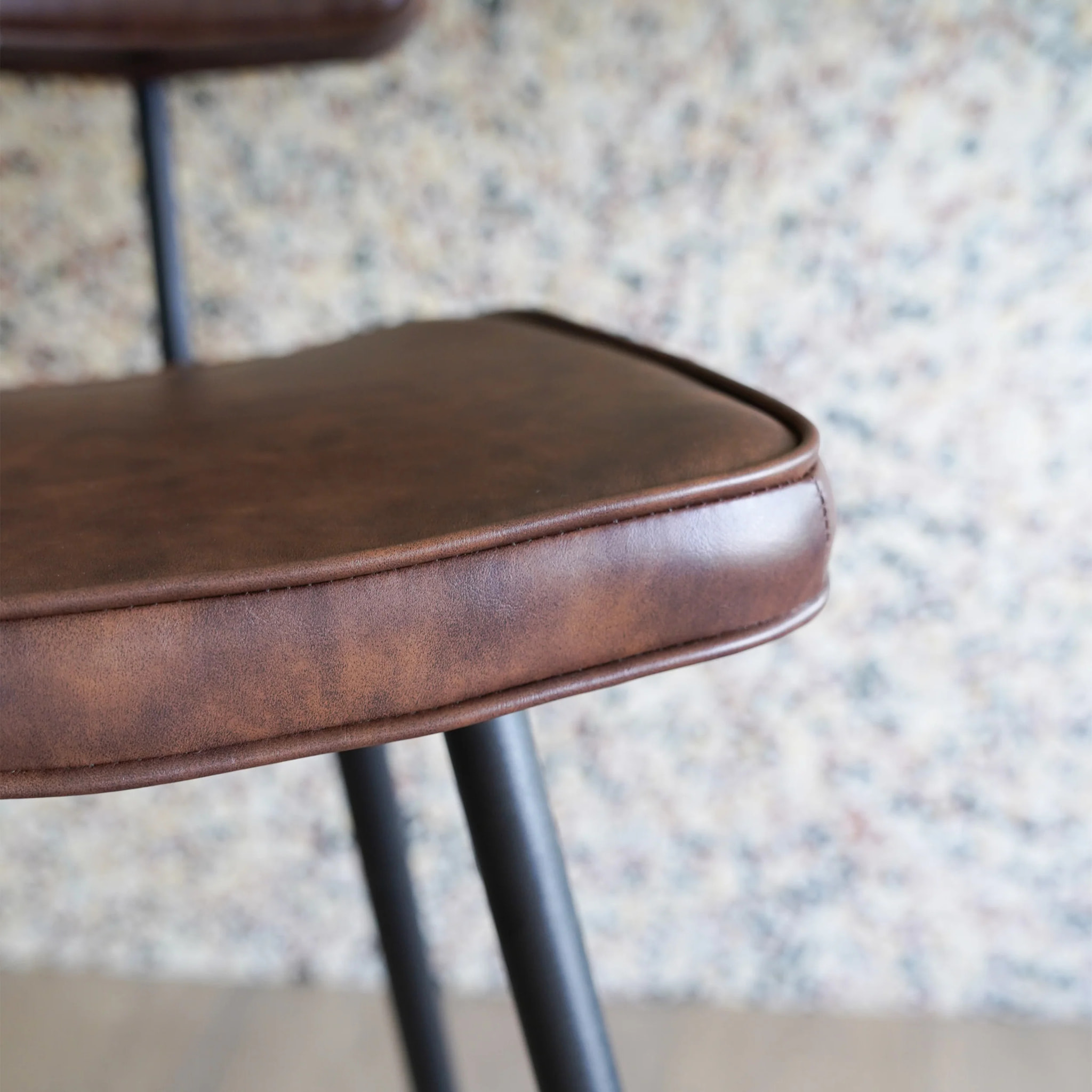 Lot de 2 chaises de bar mi-hauteur 66 cm en cuir synthétique marron - Texas