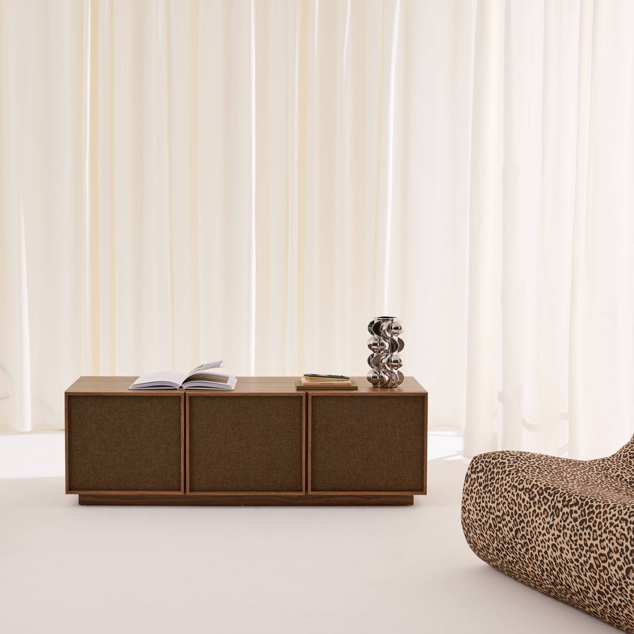 Meuble TV décor bois et tissu 3 portes 140cm KUBA