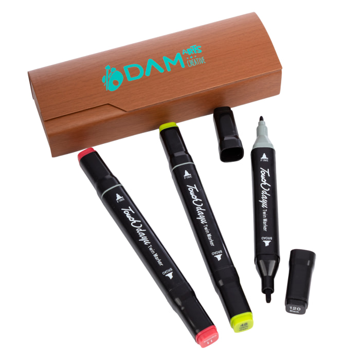 Estuche de madera con set de 3 rotuladores en colores variados. Doble punta: fina y ancha en el mismo rotulador. Negro, carmín y amarillo verde.