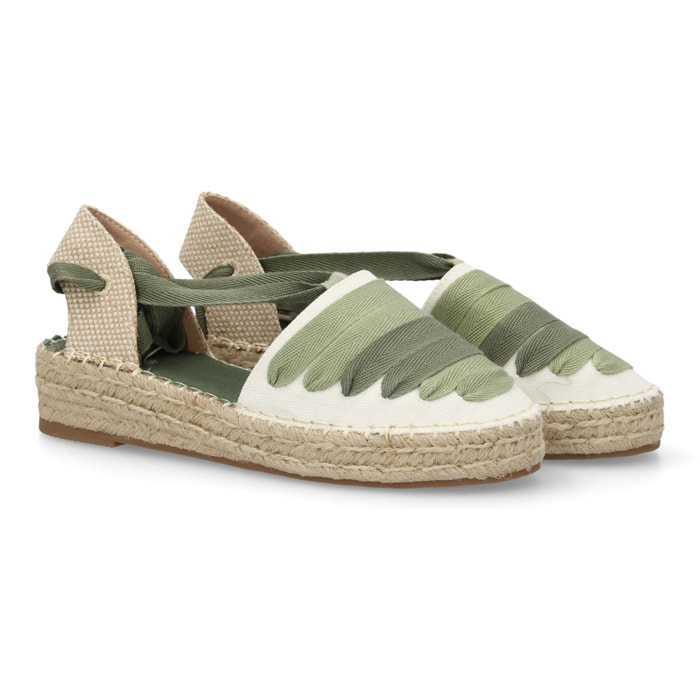 Sandalia de plataforma con cintas.