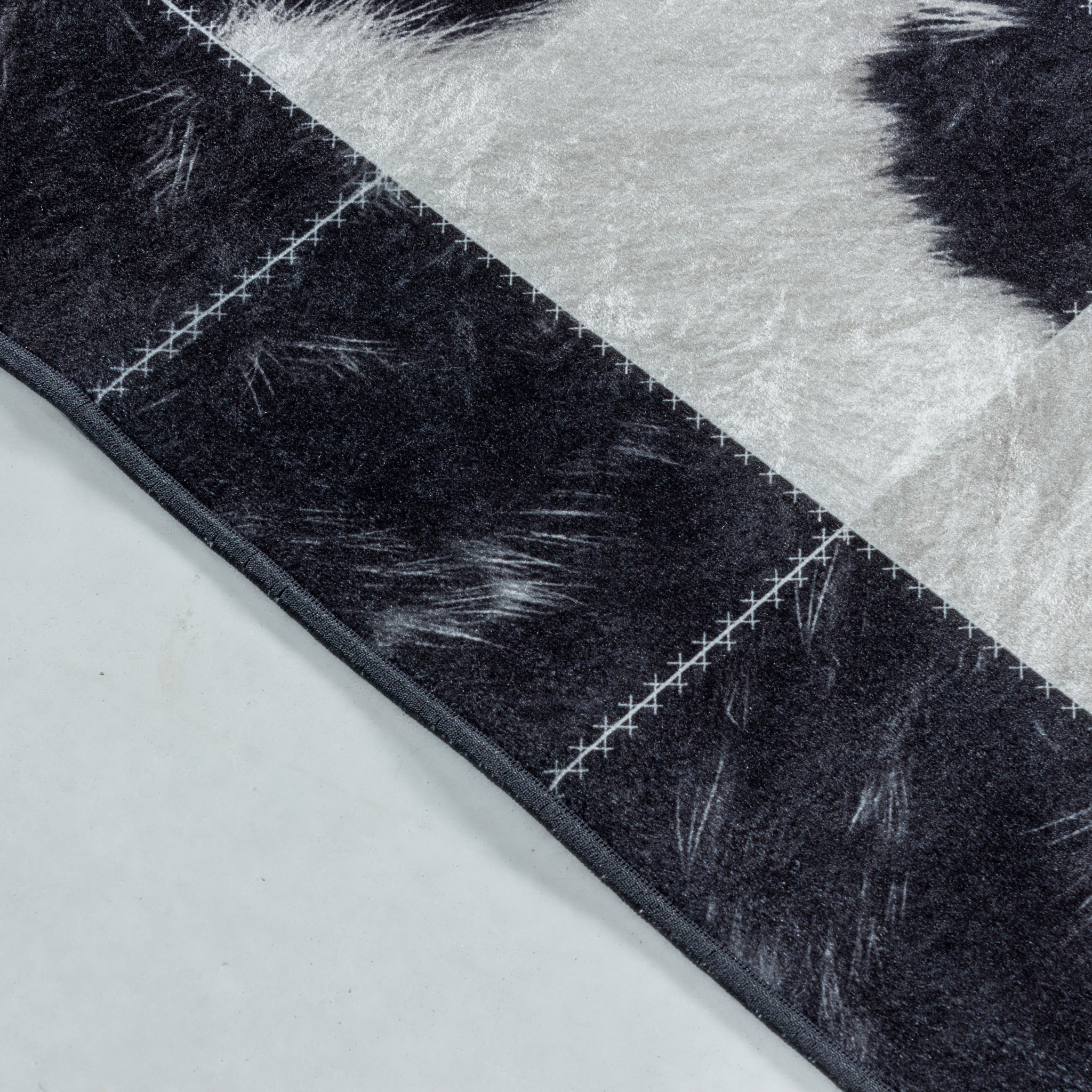 FIESTA - Tapis patchwork imitation peau noir et blanc