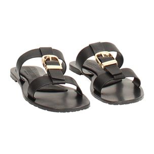 Sandalias planas negras con estilo elegante