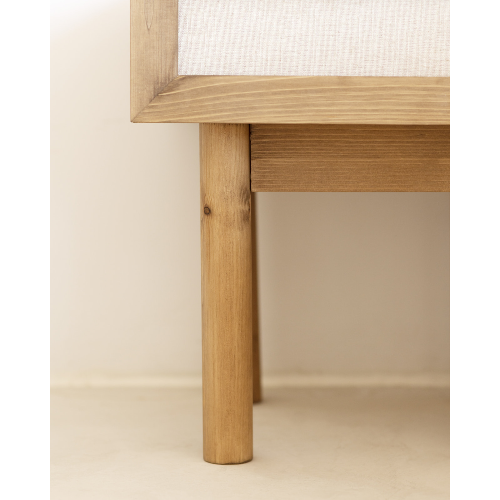 Table de chevet en bois massif et lin avec un tiroir en chêne foncé de 40x45cm Hauteur: 45 Longueur: 40 Largeur: 37