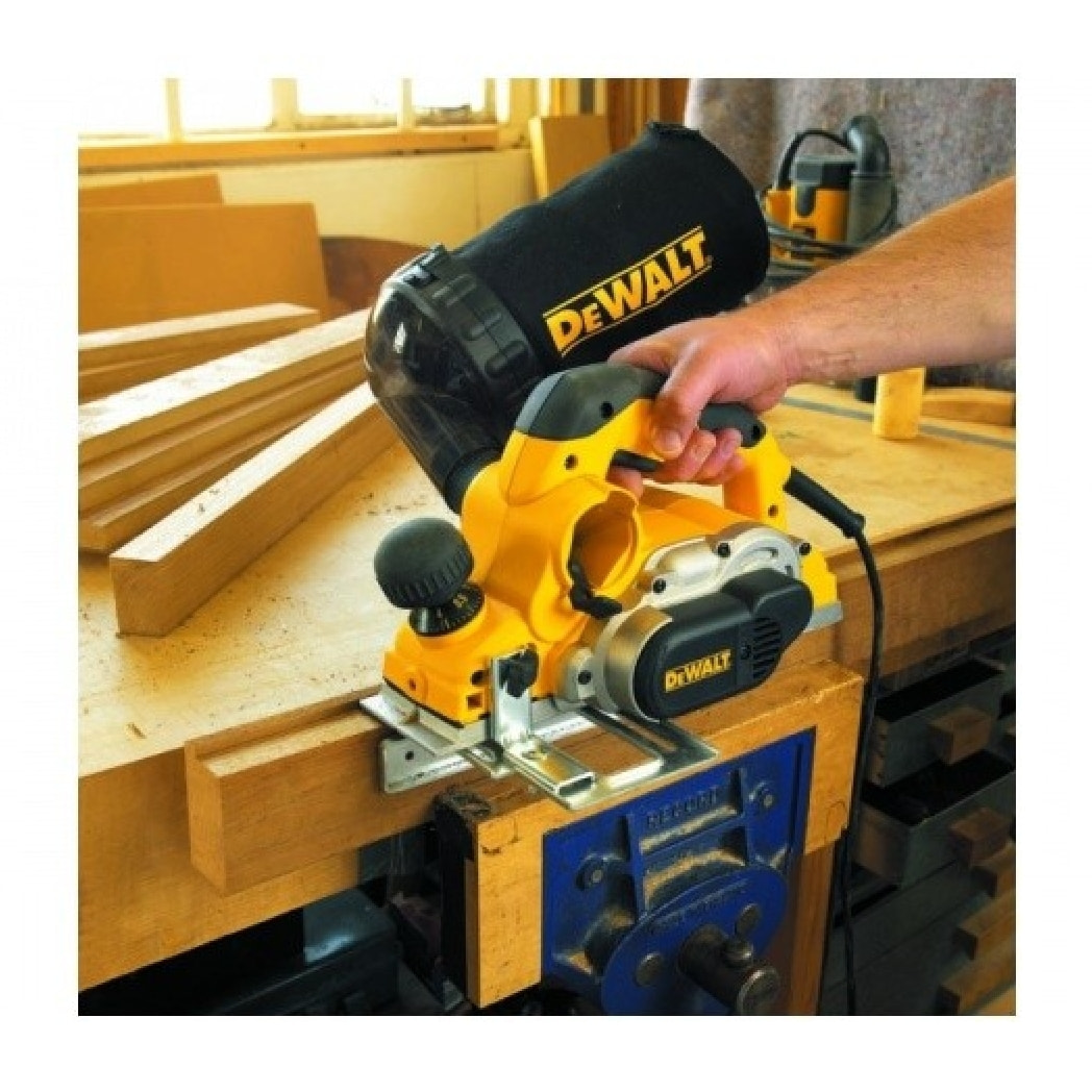 Rabot DEWALT 4 mm 1050 W - D26500K