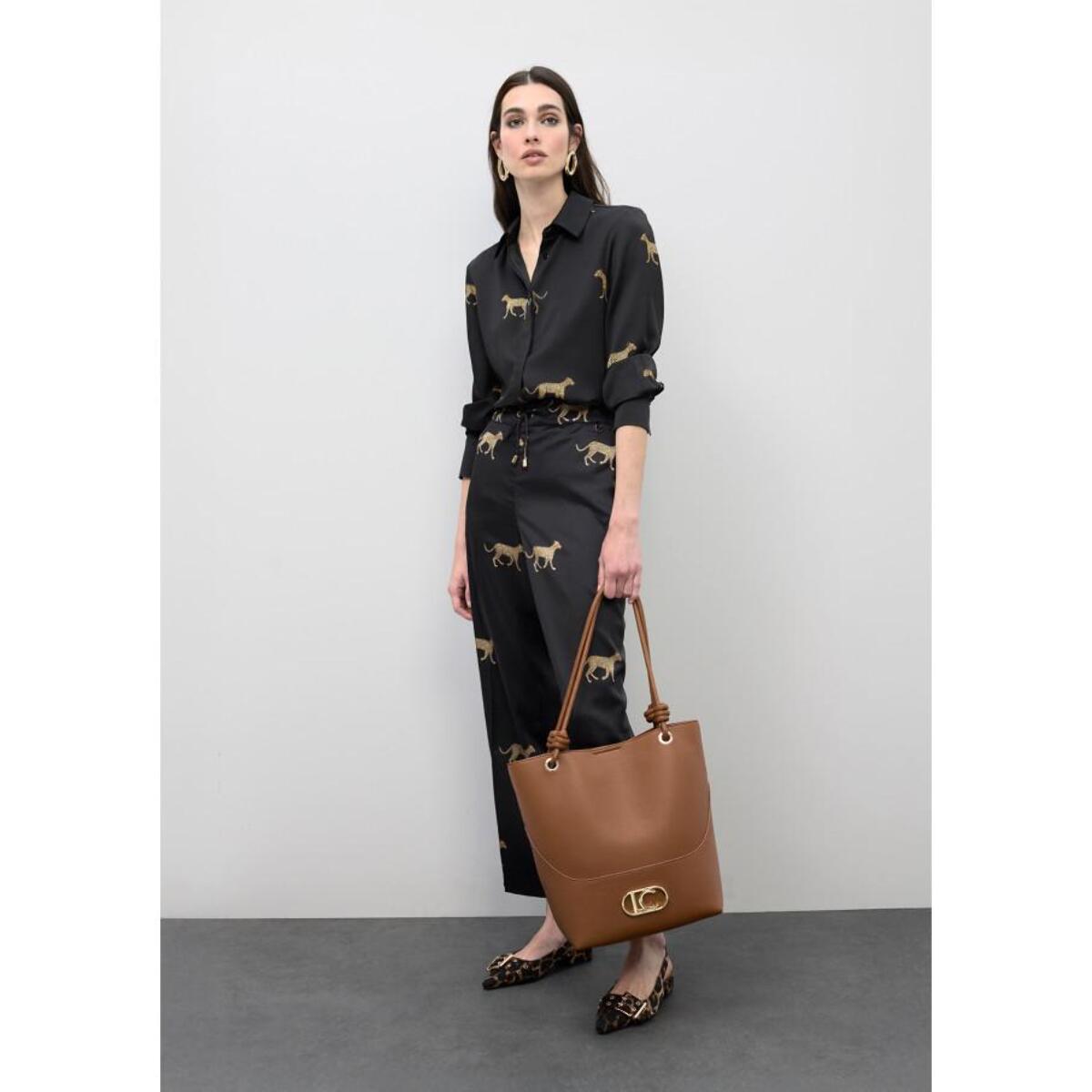 Pantaloni a pieghe in raso con stampa leopardata