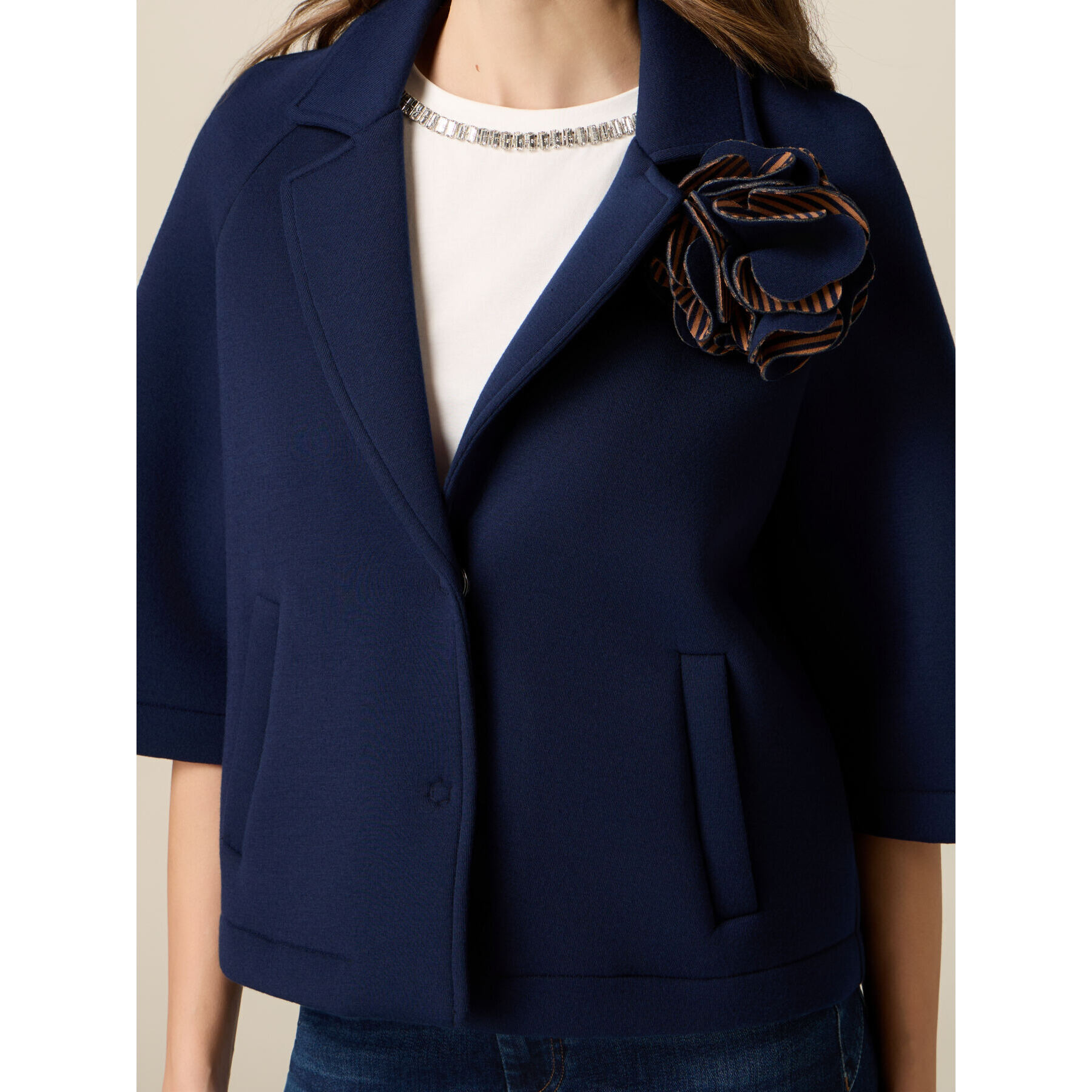 Oltre - Capa en scuba con broche de flor - Azul