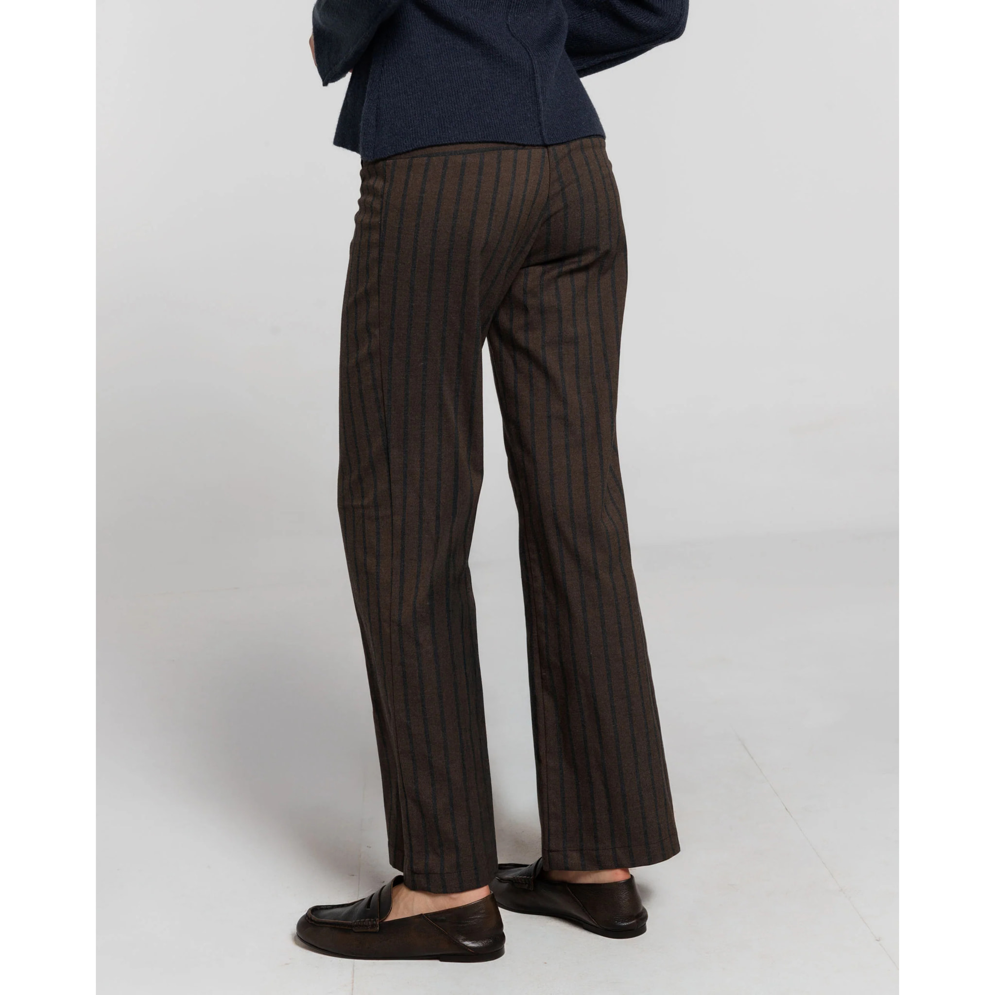 Pantalón de rayas marrón y gris con pernera ancha