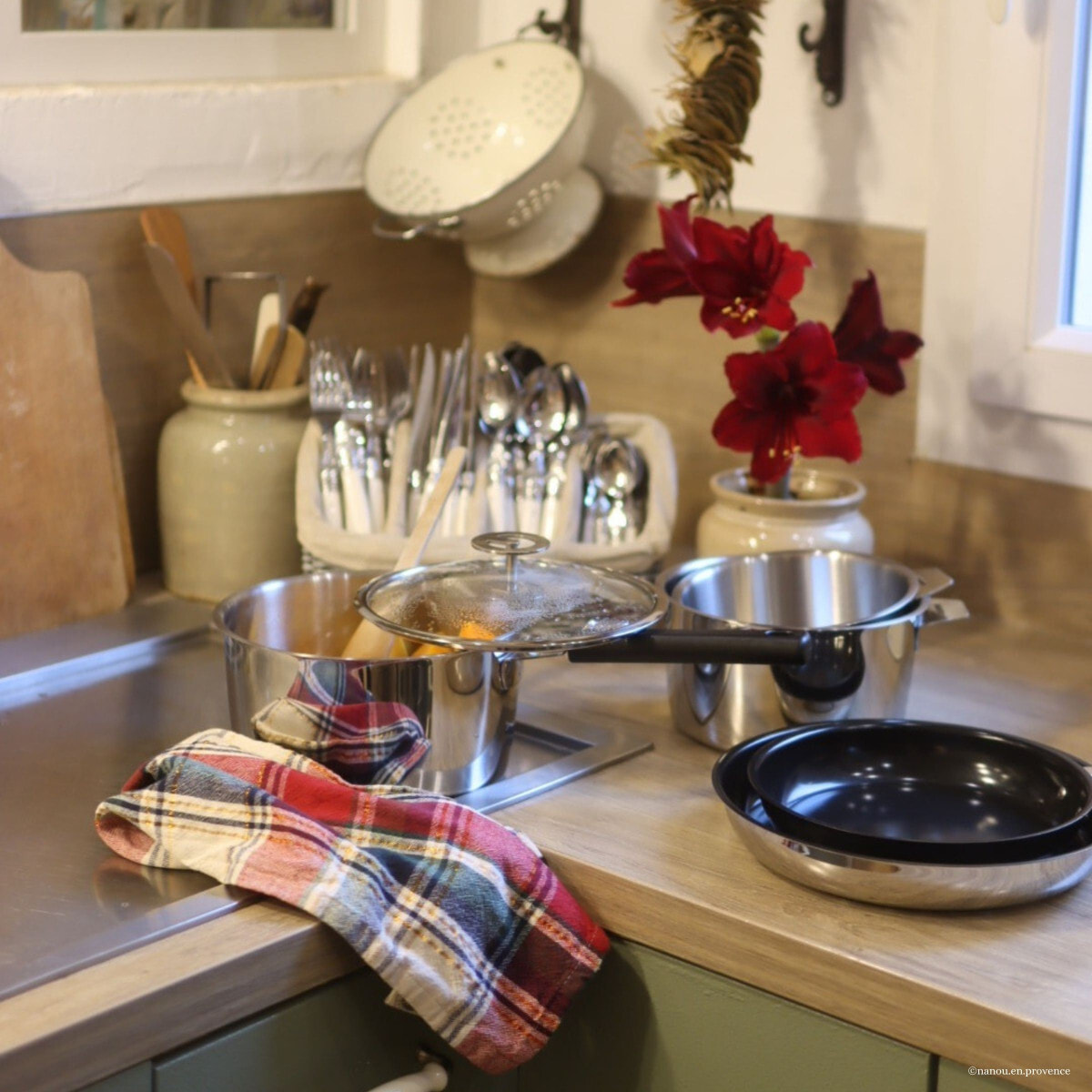 Malice - Série de 2 poêles 20/24cm revêtement céramique avec poignée noire