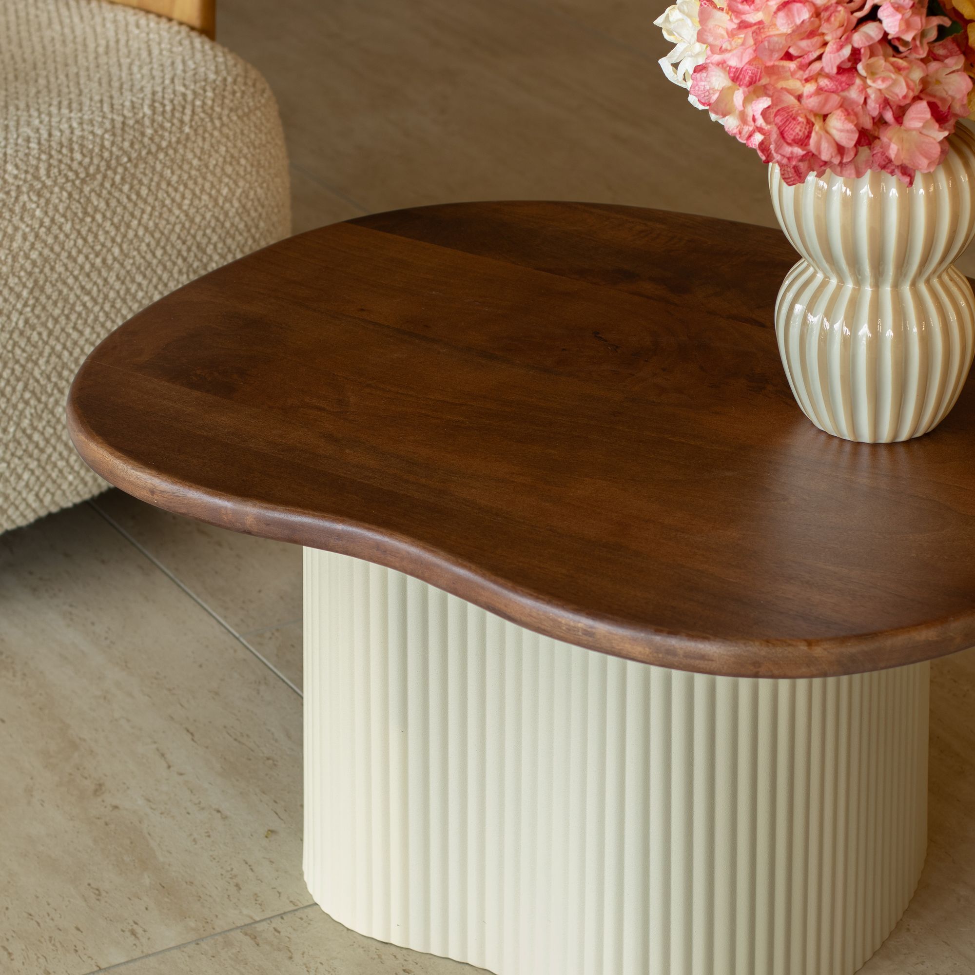 Table basse en bois de manguier et pied en métal écru BJORN