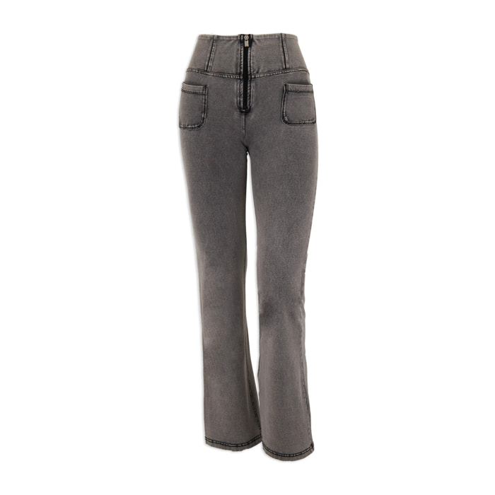 Jeans push up WR.UP® flare sostenibili in denim washed