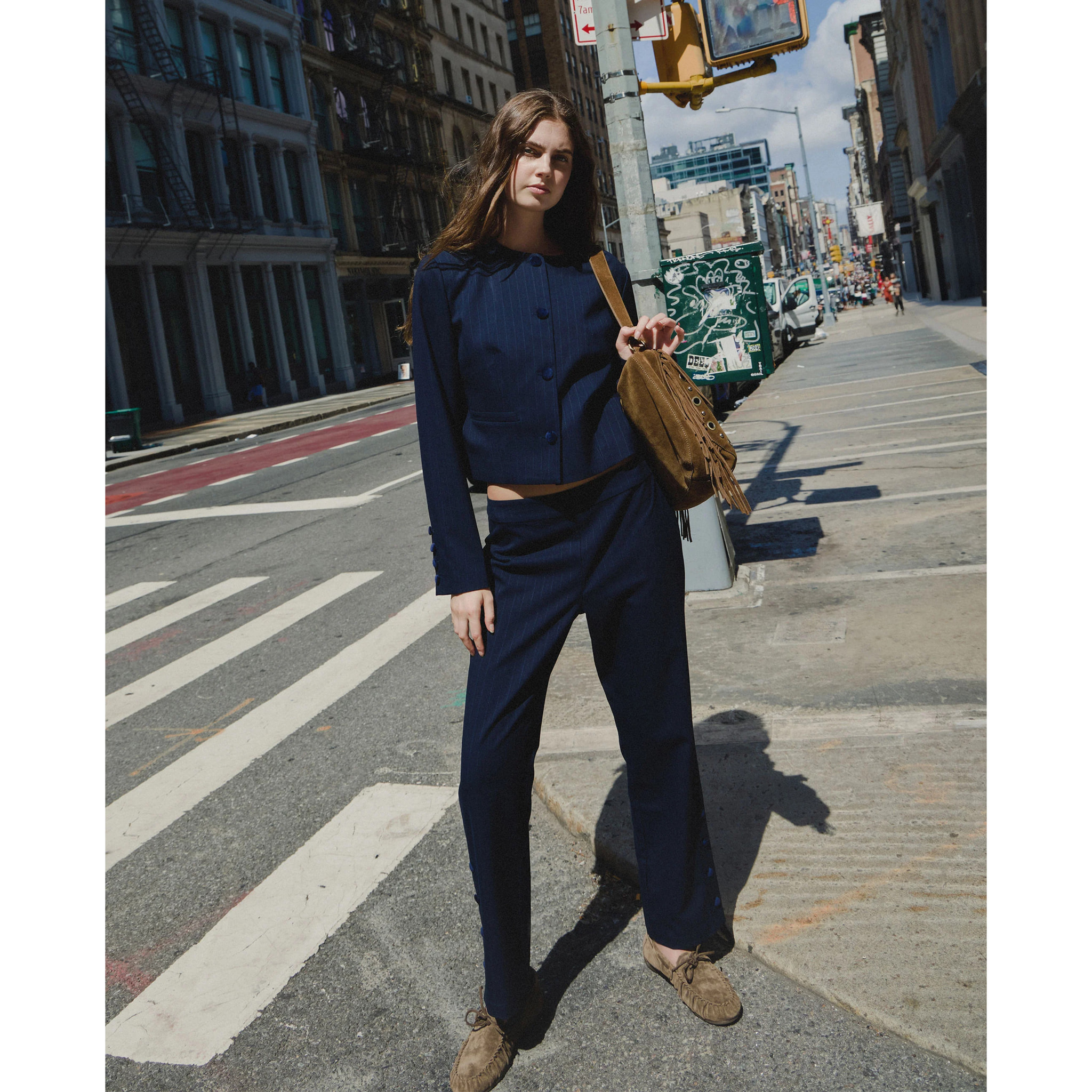 Pantalón de vestir  estilo traje con aberturas laterales y 5 botones en el bajo de mujer