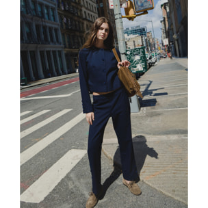 Pantalón de vestir  estilo traje con aberturas laterales y 5 botones en el bajo de mujer