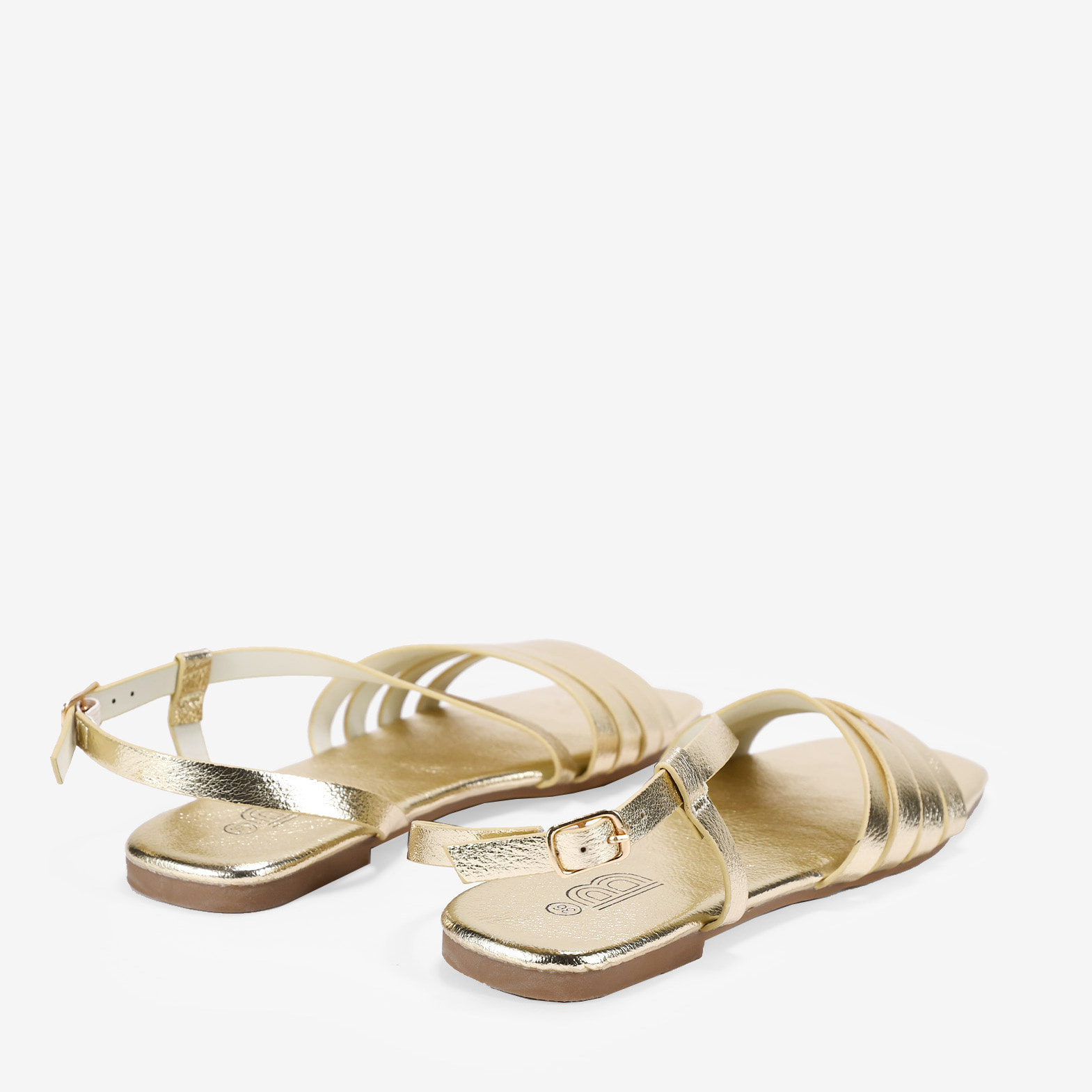 Sandalias planas doradas con tiras y hebilla
