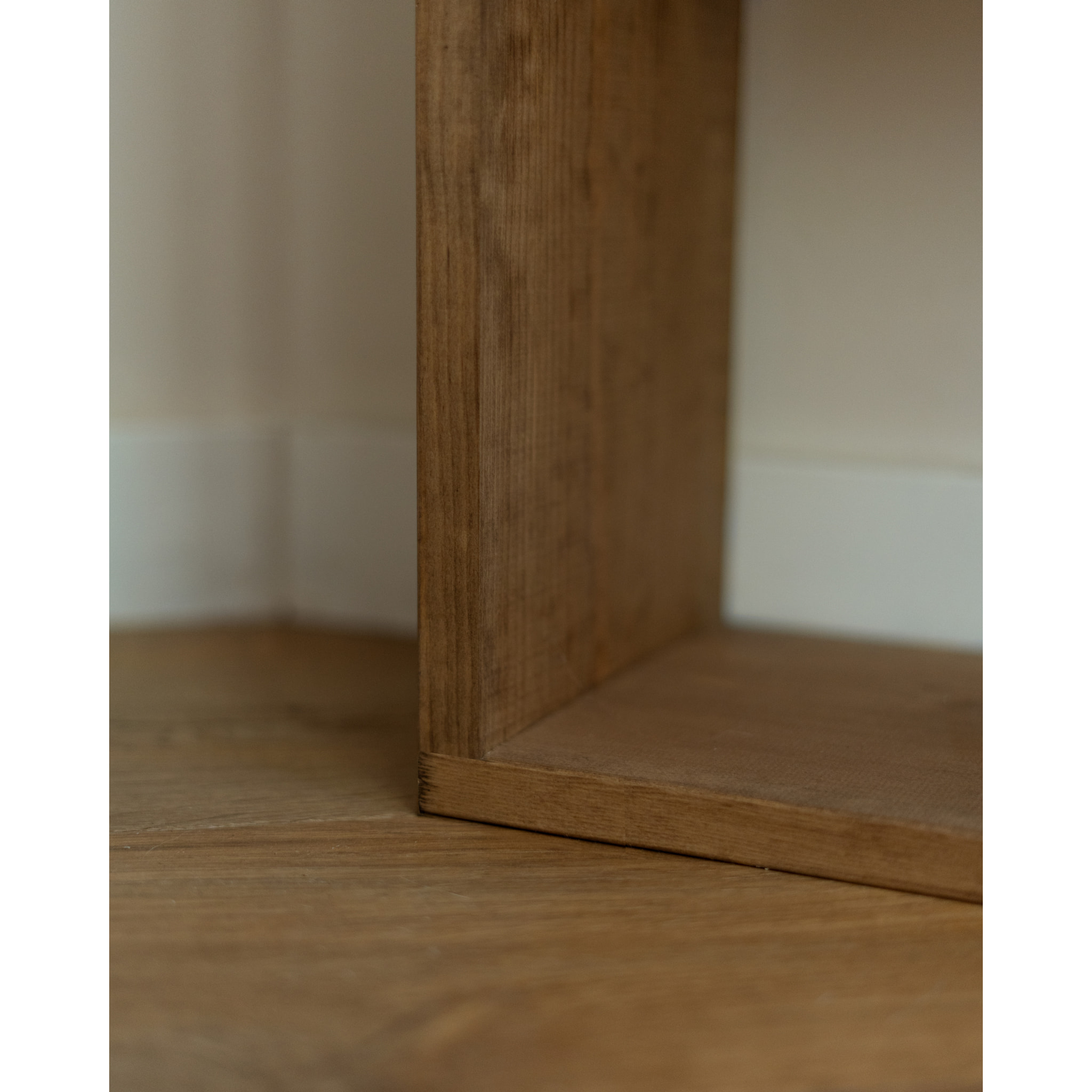 Estantería de madera maciza tono roble oscuro con 3 estantes Alto: 146 Largo: 80 Ancho: 20