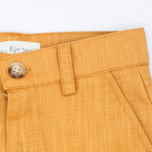 Bermuda de lino mostaza, con bolsillos y bragueta.