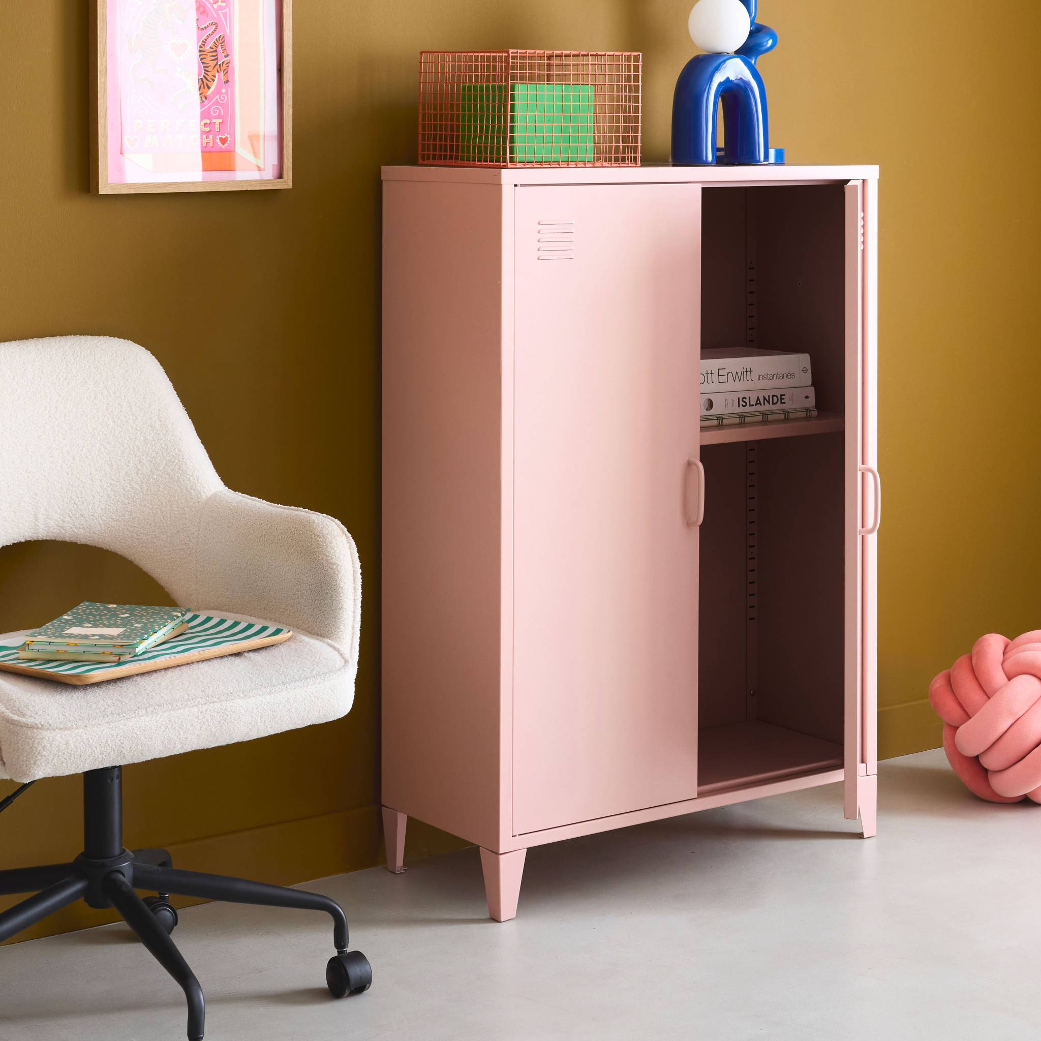 Commode/armoire en métal rose. 2 espaces de rangement. casiers