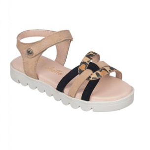 Sandalia toda en piel con suela hiper flexible.