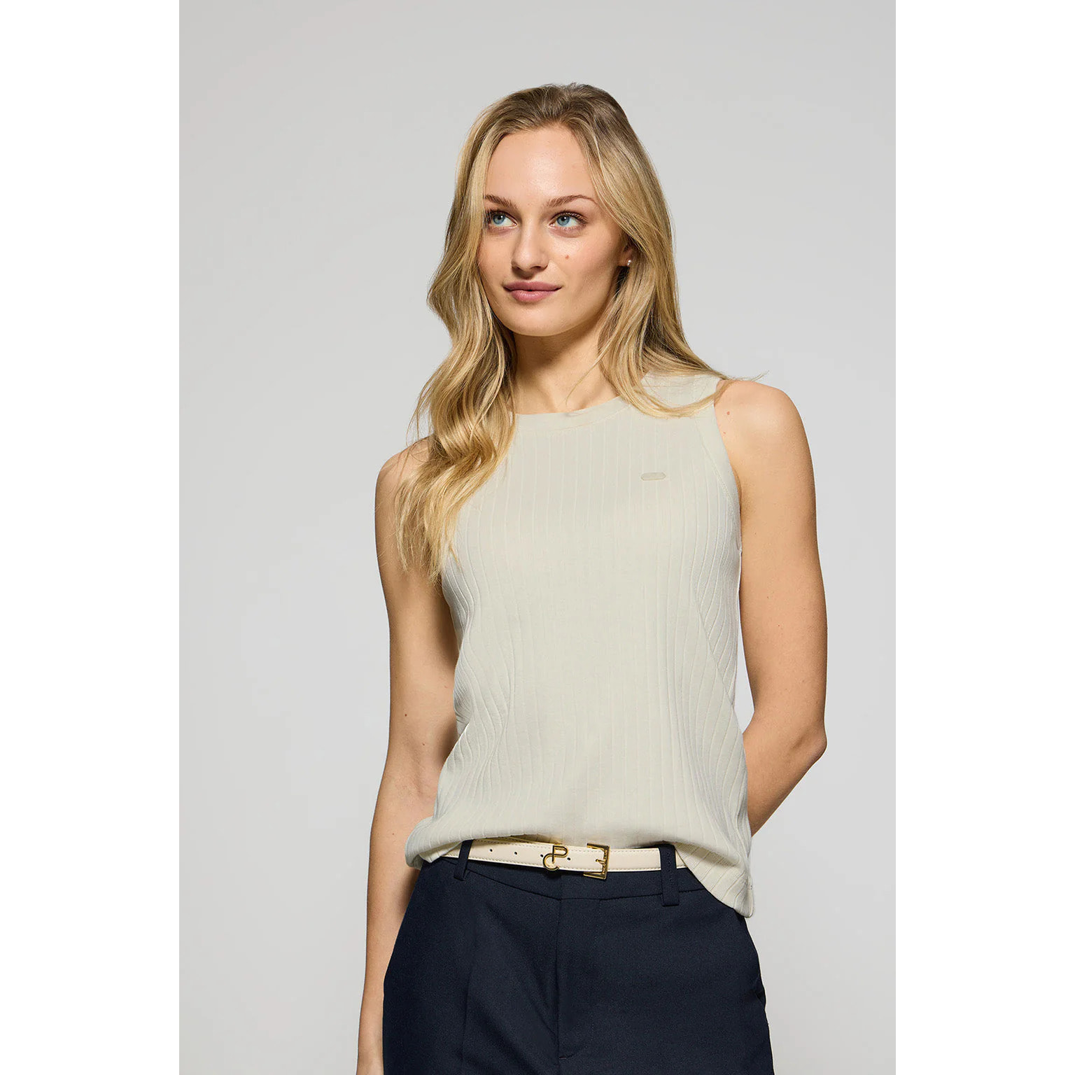 Camiseta top Tamika color crudo acanalada con detalle de botón nacarado Polo Club