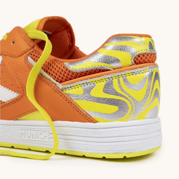 MUNICH CONTINENTAL V2 68 Zapatillas de fútbol sala y streetwear en naranja.