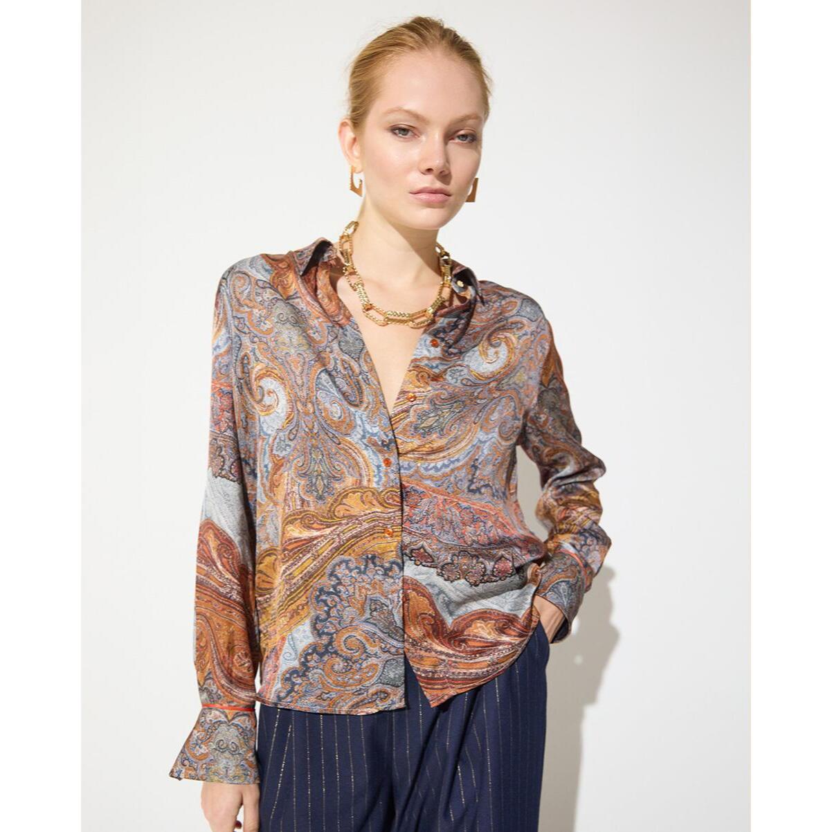 Camicia classica stampata con profili a contrasto