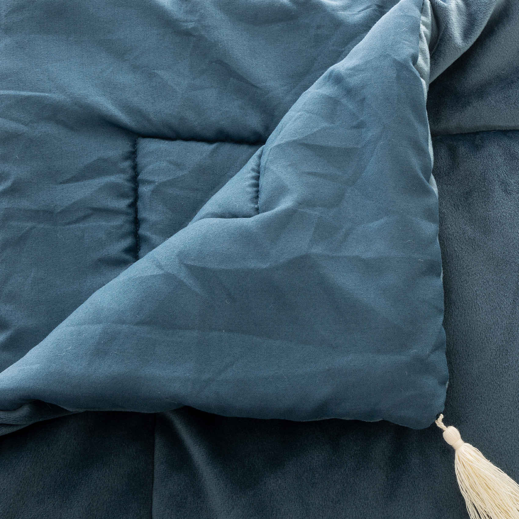 Édredon en velours et pompons - Bleu