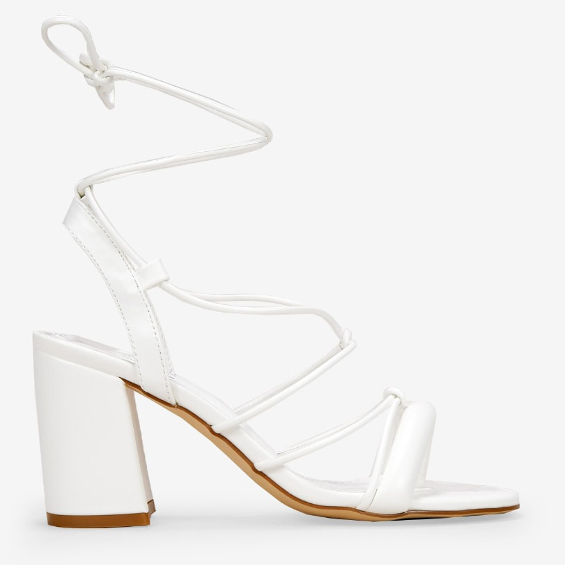 Sandalias de tacón blancas con cuerdas