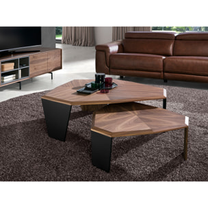 Mesa centro asimétrica con tapa de madera chapada en nogal natural y patas de PVC de en negro 115x96x40cm