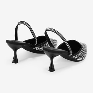 Zapatos de tacón negros satinados con tachas