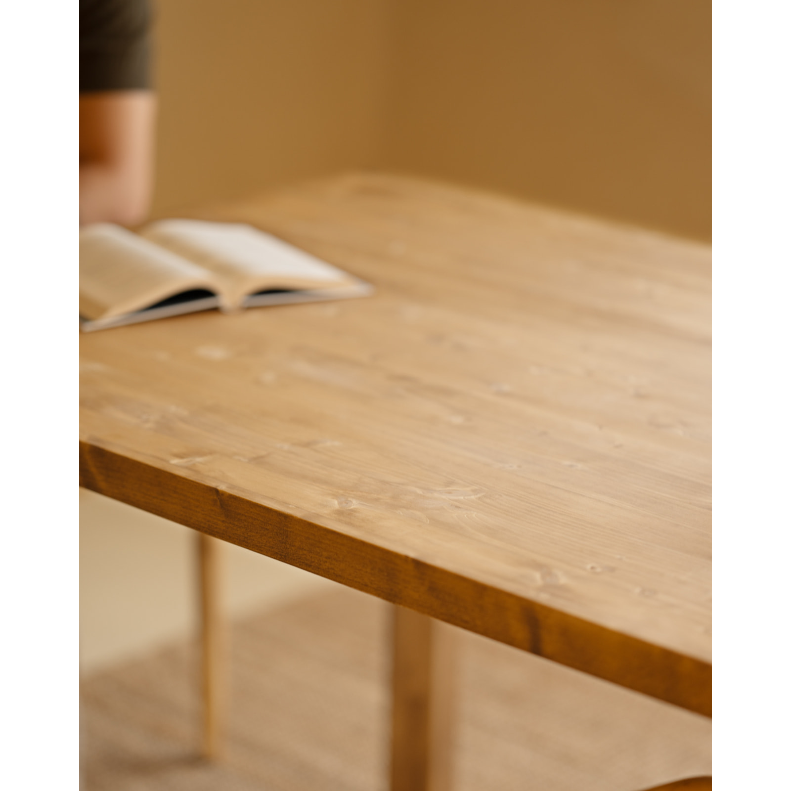 Mesa de comedor de madera maciza en tono roble medio de varias medidas