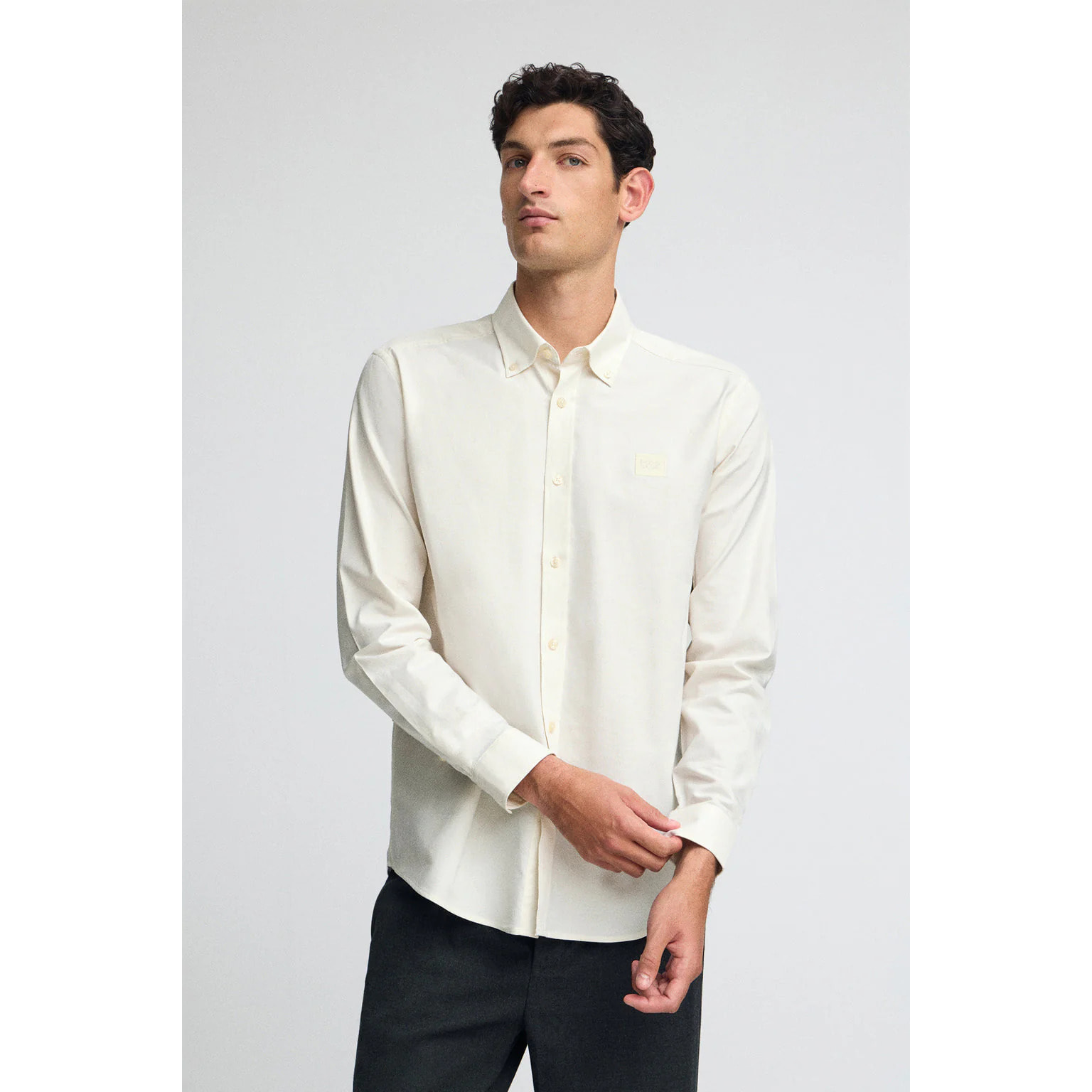 Camicia ecrù, regular fit, con colletto abbottonato e logo Polo Club