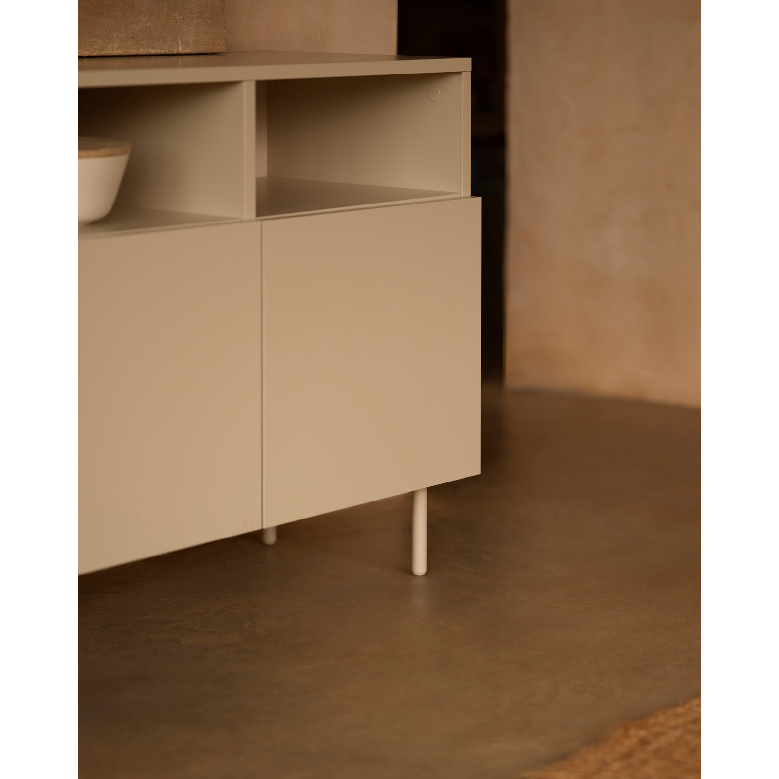 Buffet avec 4 portes laqué en teinte sable de 176x40cm Hauteur: 75 Longueur: 176 Largeur: 40