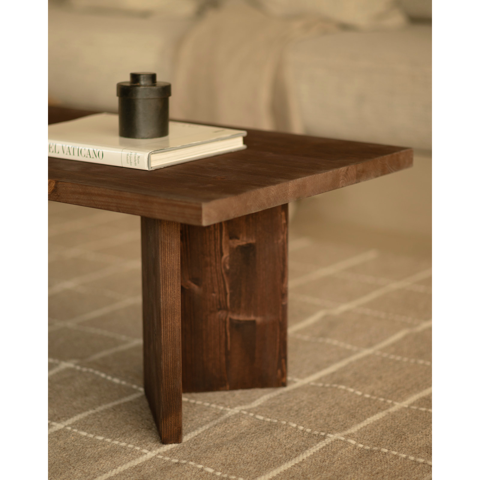 Mesa de centro de madera maciza en tono nogal de 120x55cm Alto: 40 Largo: 120 Ancho: 55