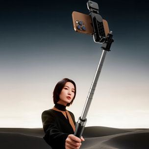 Palo de selfie extensible de hasta 1,3 m con función trípode y luz de relleno integrada con 3 modos de color. Incluye mando de control remoto.