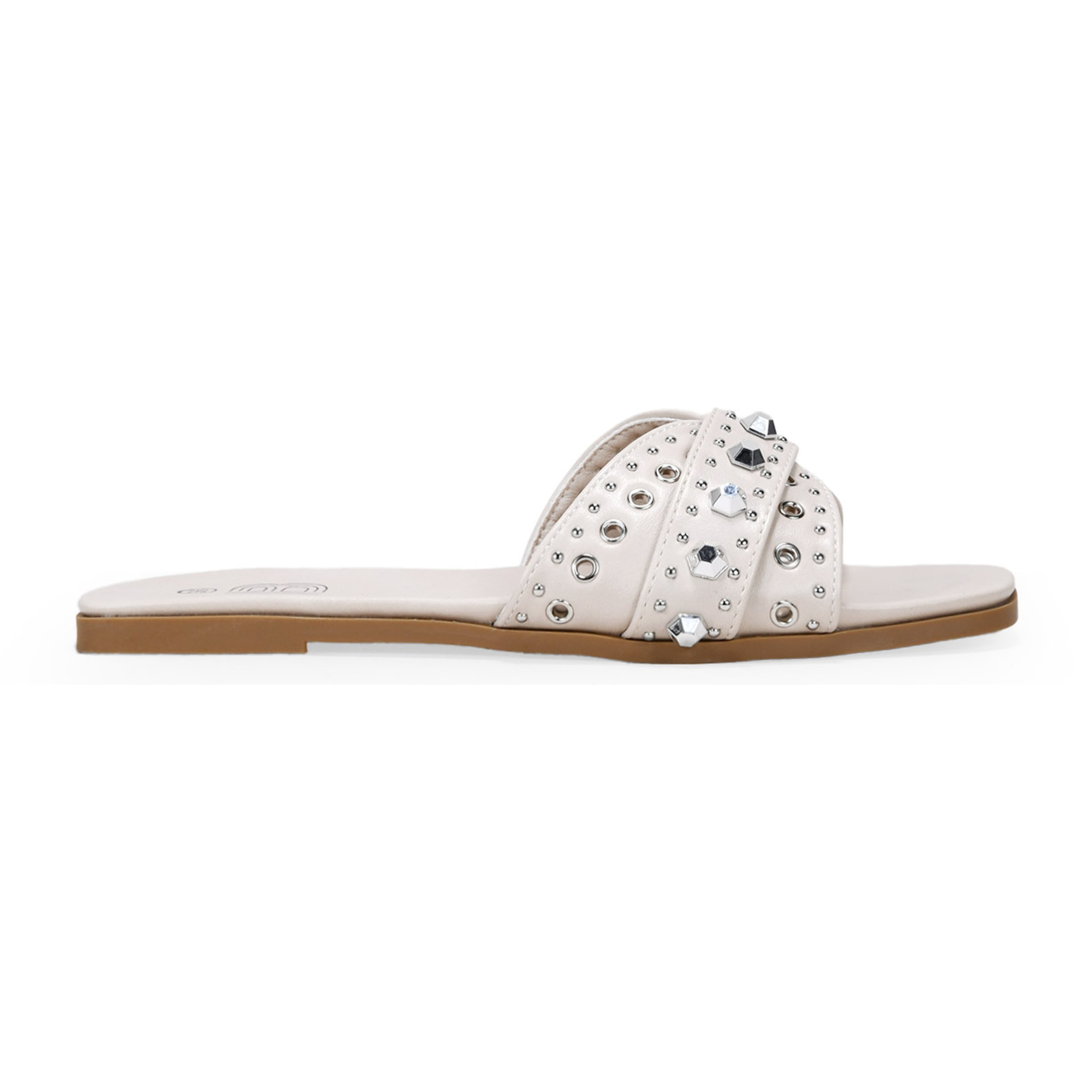 Sandalias planas beige con tachas metálicas