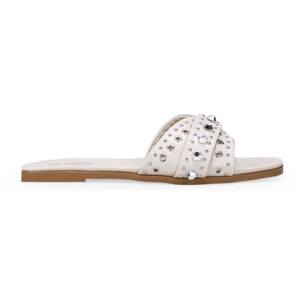 Sandalias planas beige con tachas metálicas