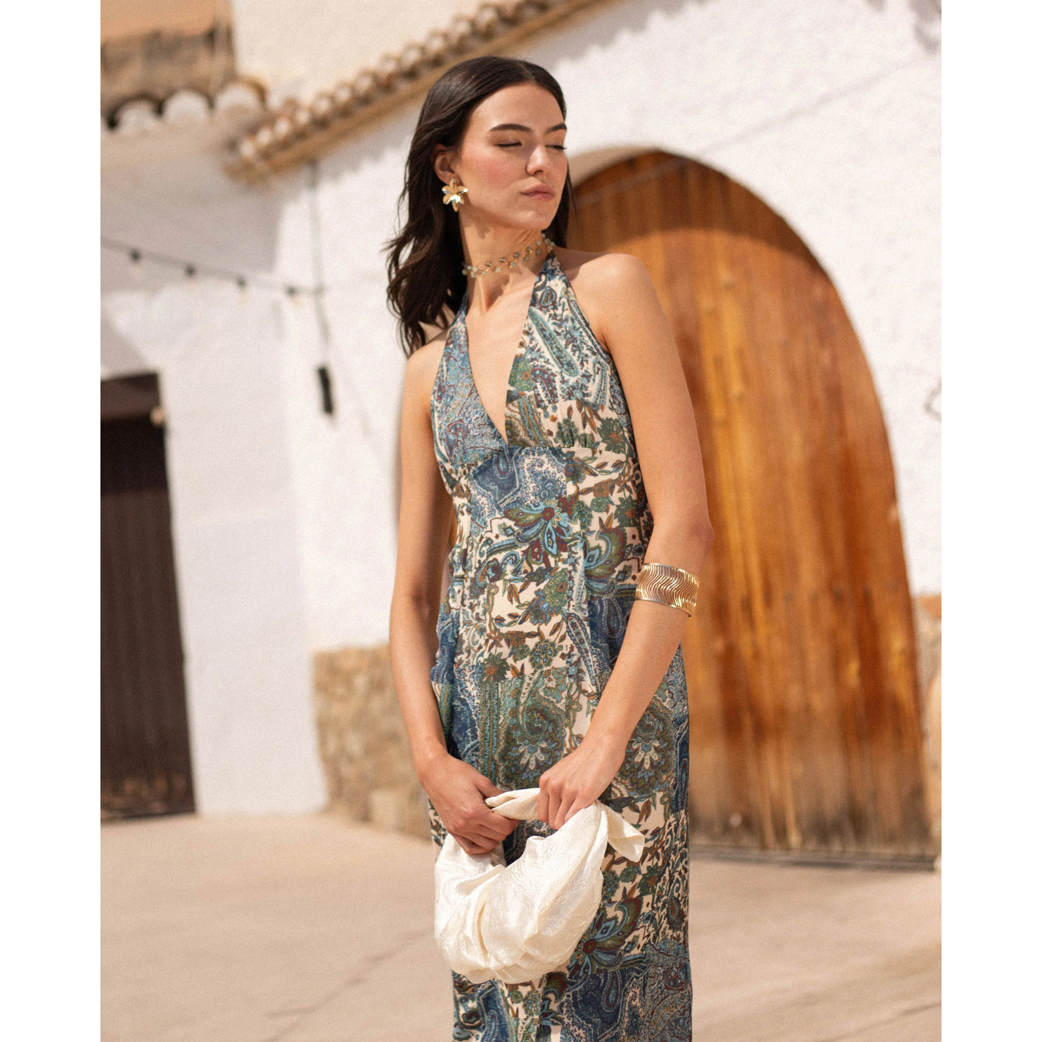 Vestido largo halter con escote pico y estampado paisley